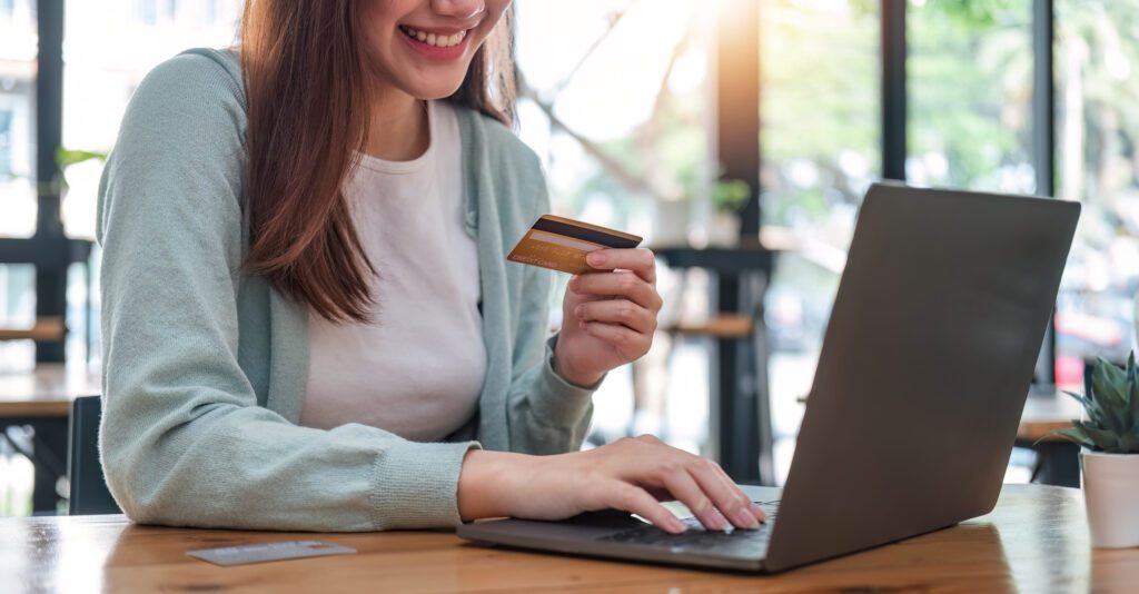 SEO optimization drives a woman to make an online purchase.